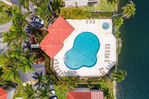 Condo in Miami, Florida, 2 bedrooms  № 2068934 - photo 19