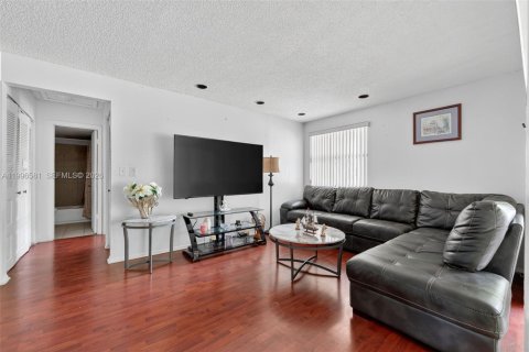 Condo in Miami, Florida, 2 bedrooms  № 2068934 - photo 2