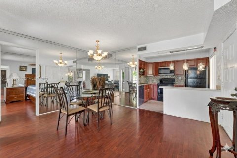 Condo in Miami, Florida, 2 bedrooms  № 2068934 - photo 4