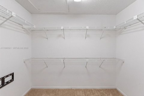 Condo in Miami, Florida, 2 bedrooms  № 2068934 - photo 13