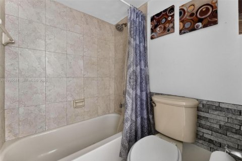 Condo in Miami, Florida, 2 bedrooms  № 2068934 - photo 11