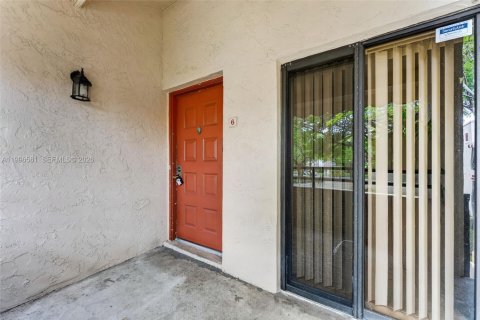 Condo in Miami, Florida, 2 bedrooms  № 2068934 - photo 16