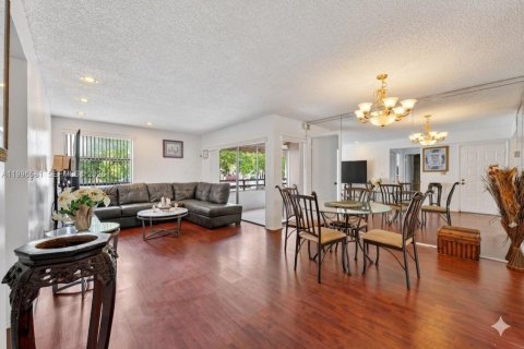 Condo in Miami, Florida, 2 bedrooms  № 2068934 - photo 3