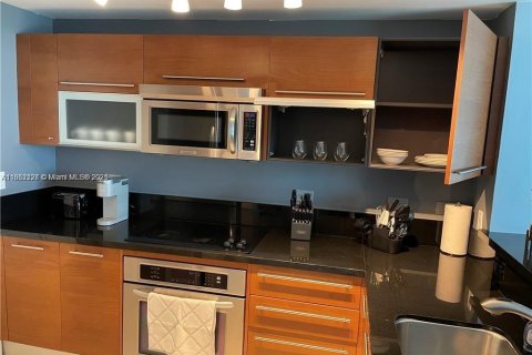 Condo in Miami, Florida, 1 bedroom  № 1892497 - photo 2