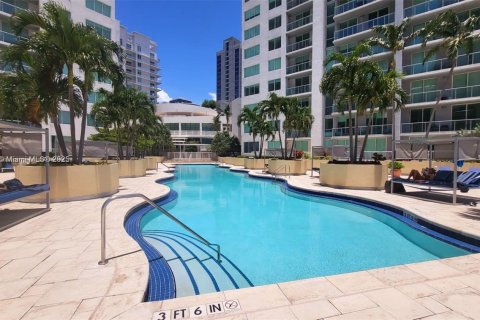 Condo in Miami, Florida, 1 bedroom  № 1892497 - photo 8