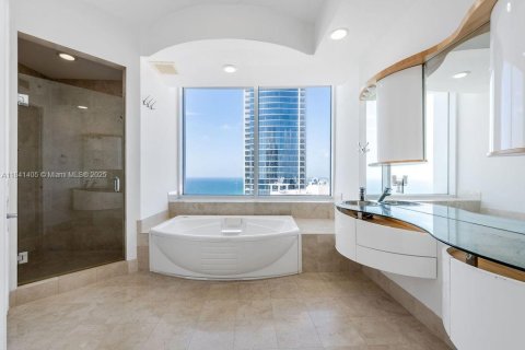 Condominio en venta en Sunny Isles Beach, Florida, 3 dormitorios, 199.09 m2 № 1939533 - foto 10