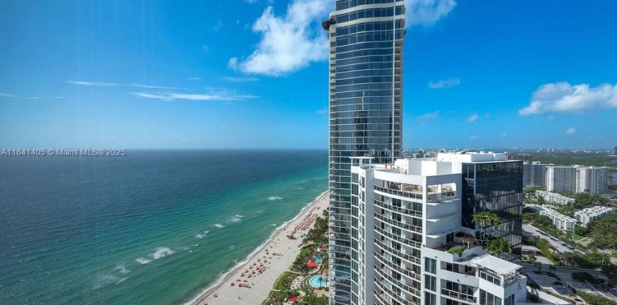 Condominio en Sunny Isles Beach, Florida, 3 dormitorios № 1939533