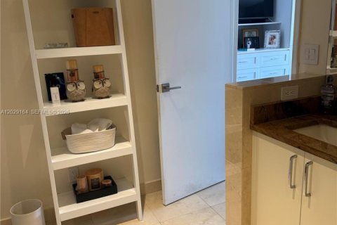 Condo in Aventura, Florida, 2 bedrooms  № 2085941 - photo 25