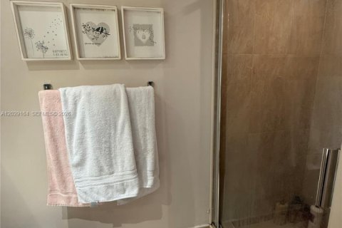Condo in Aventura, Florida, 2 bedrooms  № 2085941 - photo 13