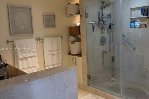 Condo in Aventura, Florida, 2 bedrooms  № 2085941 - photo 24