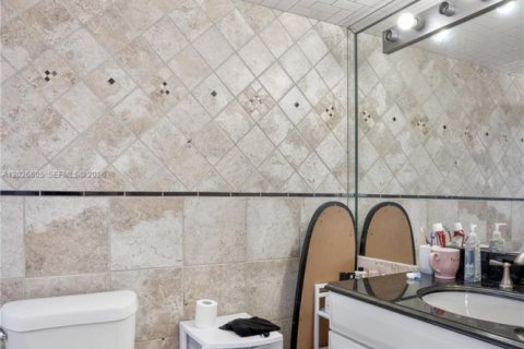 Condo in Hallandale Beach, Florida, 2 bedrooms № 2186312 - photo 11