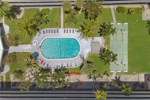 Condo in Hallandale Beach, Florida, 2 bedrooms № 2186312 - photo 18