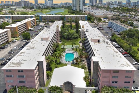 Condo in Hallandale Beach, Florida, 2 bedrooms № 2186312 - photo 17