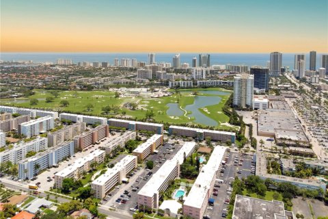 Condo in Hallandale Beach, Florida, 2 bedrooms № 2186312 - photo 21
