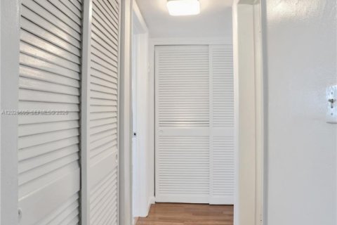 Condo in Hallandale Beach, Florida, 2 bedrooms № 2186312 - photo 7