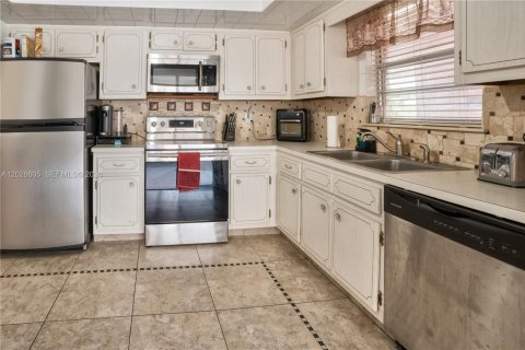 Condo in Hallandale Beach, Florida, 2 bedrooms № 2186312 - photo 3