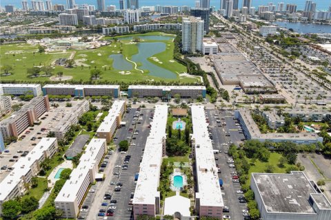Condo in Hallandale Beach, Florida, 2 bedrooms № 2186312 - photo 19