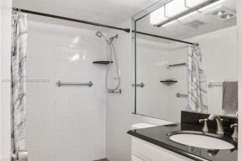 Condo in Hallandale Beach, Florida, 2 bedrooms № 2186312 - photo 8