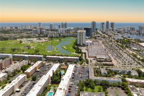 Condo in Hallandale Beach, Florida, 2 bedrooms № 2186312 - photo 20