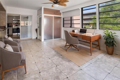Condo in Hallandale Beach, Florida, 2 bedrooms  № 2186312