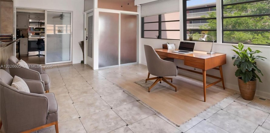 Condo in Hallandale Beach, Florida, 2 bedrooms № 2186312