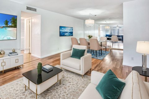 Condo in Hallandale Beach, Florida, 2 bedrooms № 2186312 - photo 6