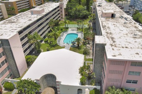 Condo in Hallandale Beach, Florida, 2 bedrooms № 2186312 - photo 16