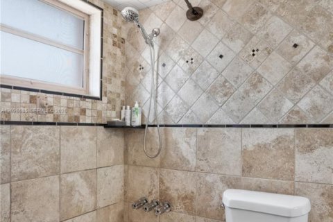 Condo in Hallandale Beach, Florida, 2 bedrooms № 2186312 - photo 12