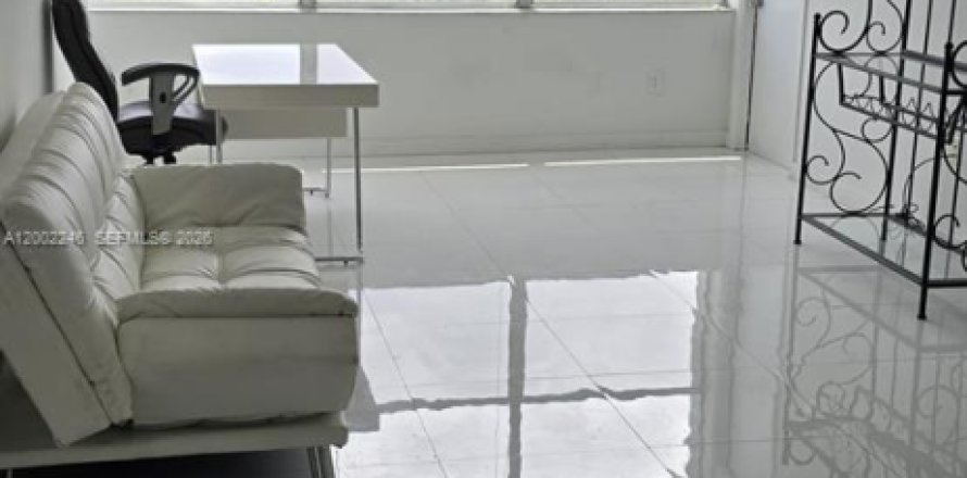Condo in Miami, Florida, 1 bedroom  № 2067758