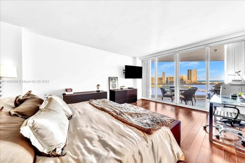 Condo in Aventura, Florida, 3 bedrooms  № 1959747 - photo 24