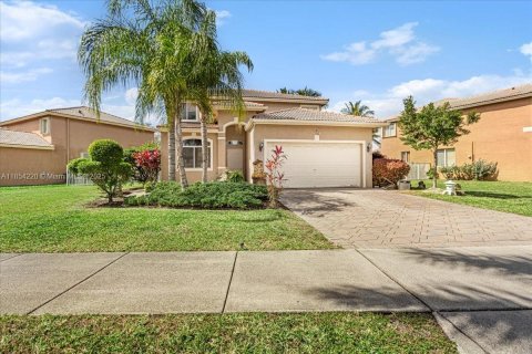 House in Coconut Creek, Florida 4 bedrooms, 217.21 sq.m. № 1872000 - photo 1
