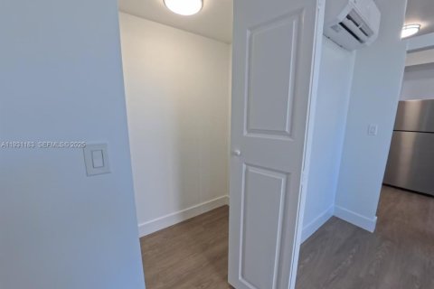 Снять в аренду квартиру в Майами, Флорида 1 спальня, 38.09м2, № 1989555 - фото 6