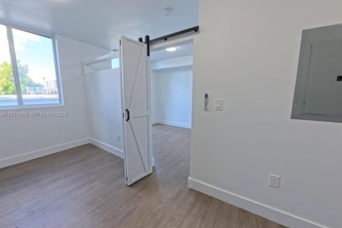 Снять в аренду квартиру в Майами, Флорида 1 спальня, 38.09м2, № 1989555 - фото 5