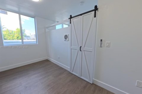 Снять в аренду квартиру в Майами, Флорида 1 спальня, 38.09м2, № 1989555 - фото 4