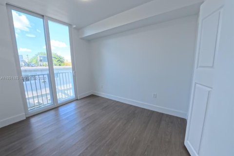 Снять в аренду квартиру в Майами, Флорида 1 спальня, 38.09м2, № 1989555 - фото 8