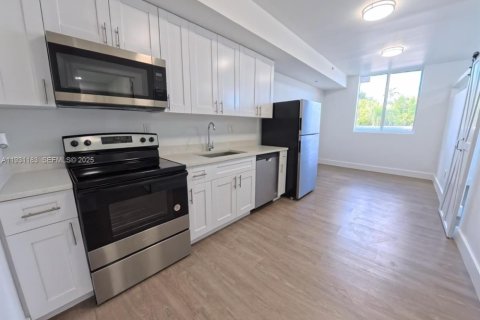 Снять в аренду квартиру в Майами, Флорида 1 спальня, 38.09м2, № 1989555 - фото 3