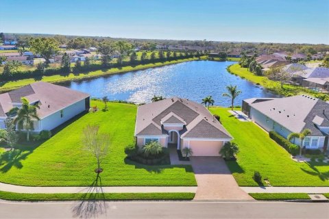 House in Bradenton, Florida 2 bedrooms, 169.73 sq.m. № 1538079 - photo 1
