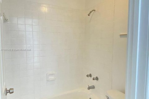 Купить кондоминиум в Майами-Бич, Флорида 2 спальни, 83.8м2, № 1958602 - фото 1