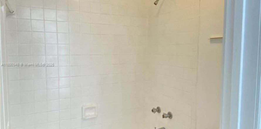 Кондоминиум с 2 спальнями в Майами-Бич, Флорида № 1958602