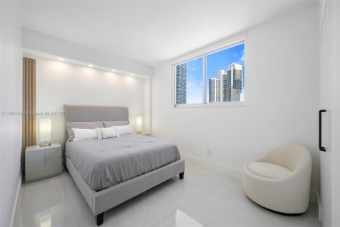 Condo in Sunny Isles Beach, Florida, 2 bedrooms  № 2012622 - photo 13