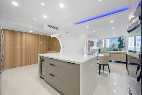 Condo in Sunny Isles Beach, Florida, 2 bedrooms  № 2012622 - photo 9