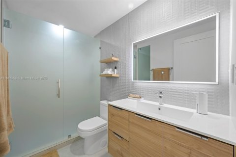 Condo in Sunny Isles Beach, Florida, 2 bedrooms  № 2012622 - photo 17