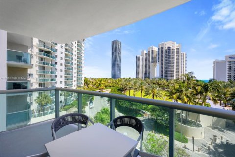 Condo in Sunny Isles Beach, Florida, 2 bedrooms  № 2012622 - photo 2