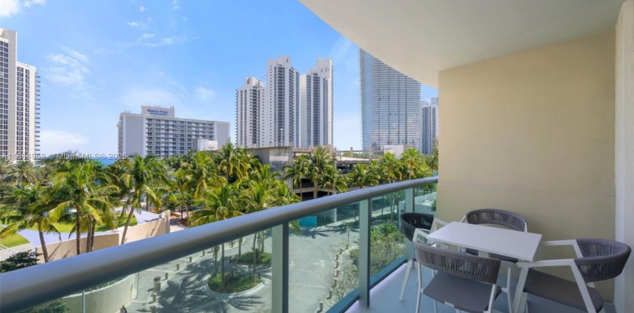 Condo in Sunny Isles Beach, Florida, 2 bedrooms  № 2012622