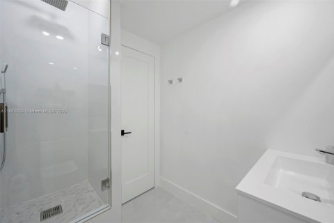 Condo in Sunny Isles Beach, Florida, 2 bedrooms  № 2012622 - photo 16