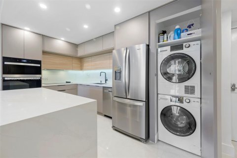 Condo in Sunny Isles Beach, Florida, 2 bedrooms  № 2012622 - photo 10