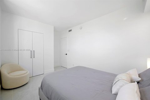 Condo in Sunny Isles Beach, Florida, 2 bedrooms  № 2012622 - photo 14