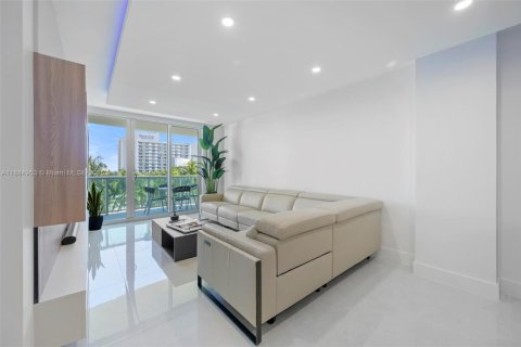 Condo in Sunny Isles Beach, Florida, 2 bedrooms  № 2012622 - photo 4
