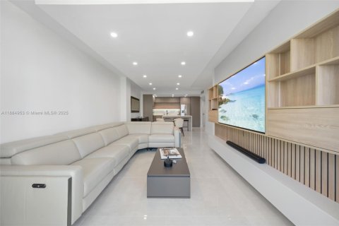 Condo in Sunny Isles Beach, Florida, 2 bedrooms  № 2012622 - photo 5