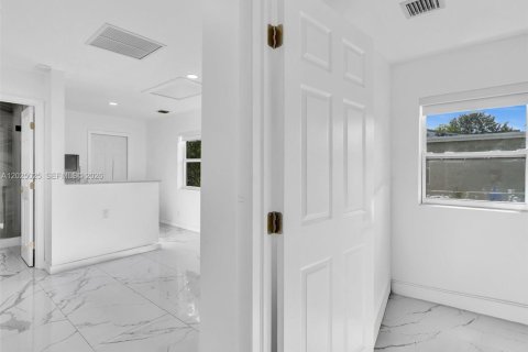 Commercial property in Hollywood, Florida № 2187733 - photo 4